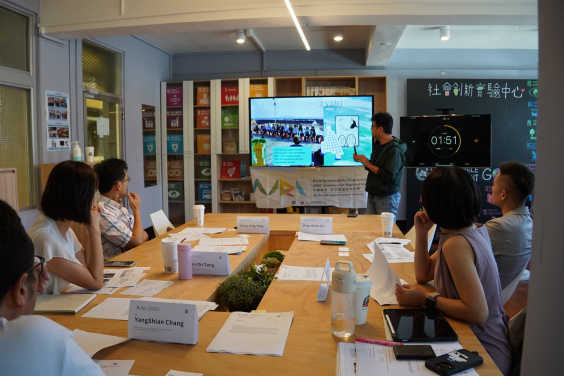 「海濱村落活化資訊服務中心」項目團隊向台灣遴選委員會發表提案。該團隊於決賽日贏得「台灣最佳提案獎」。